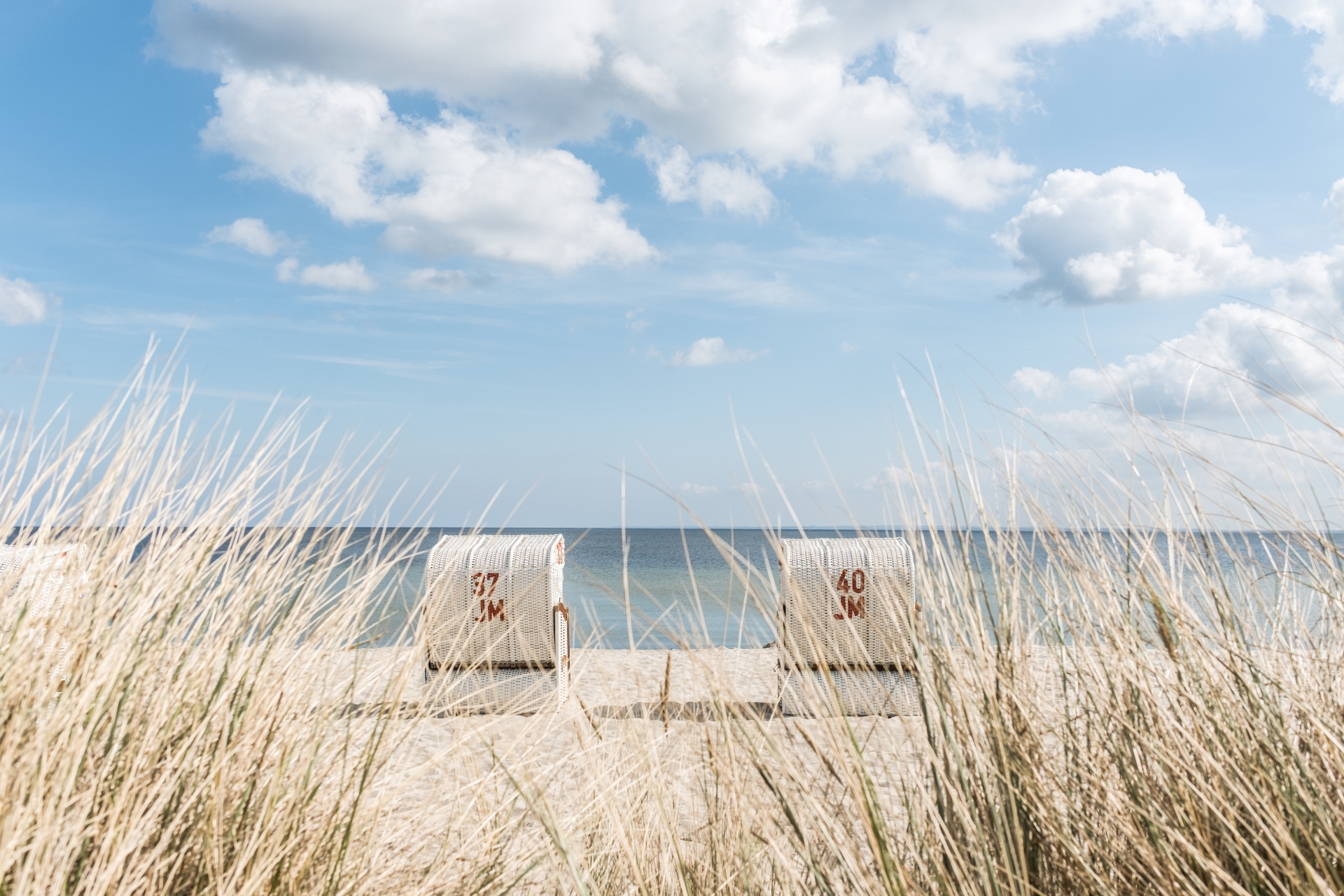 Ostseestrand mit Strandkörben an sonnigem Tag